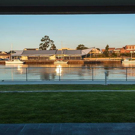 Ulverstone Waterfront Apartments Exteriör bild