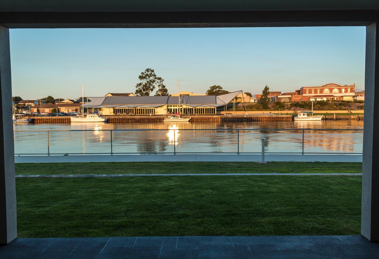 Ulverstone Waterfront Apartments Exteriör bild