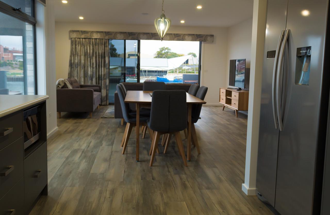 Ulverstone Waterfront Apartments Exteriör bild