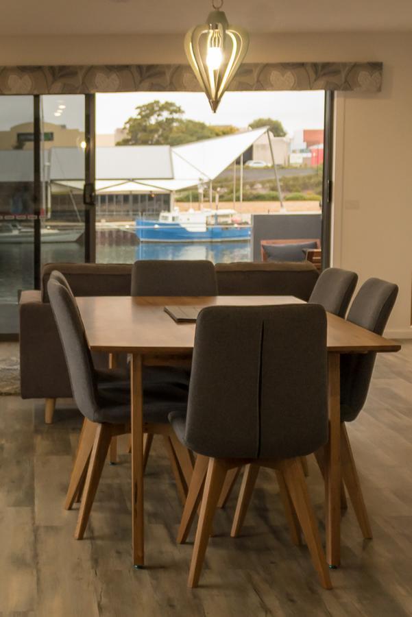 Ulverstone Waterfront Apartments Exteriör bild